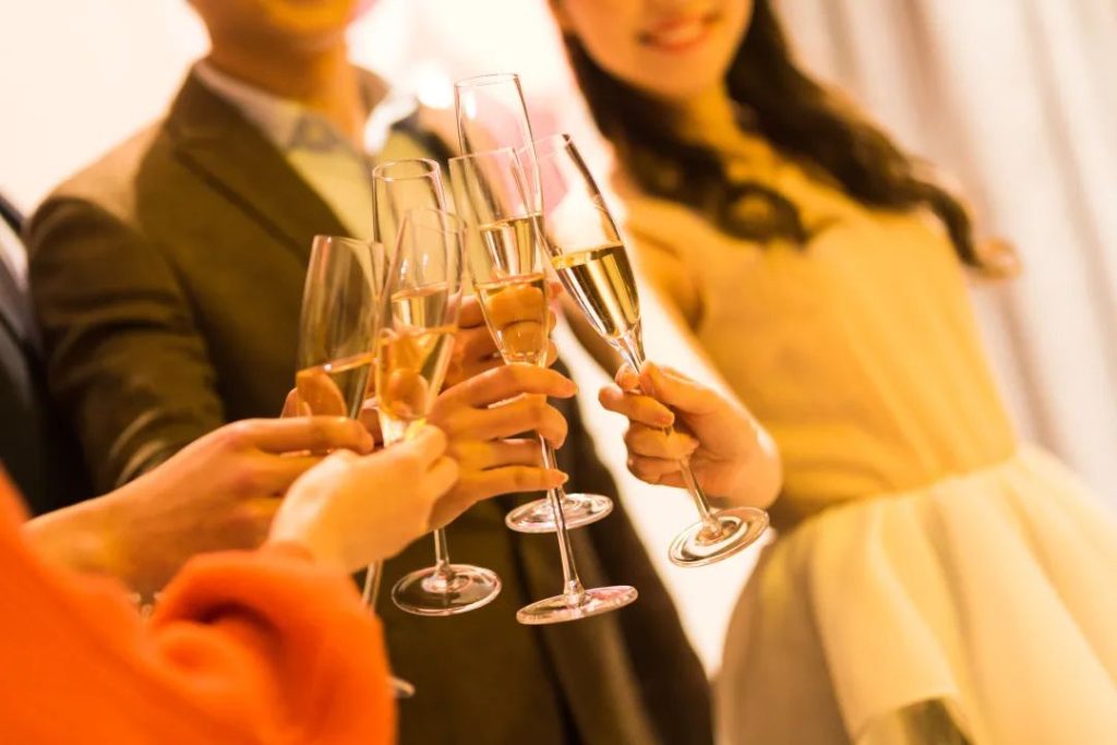 外阴白斑患者喝酒后会造成哪些危害？