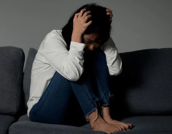 如果外阴白斑患者中断治疗后会有怎样的危害？